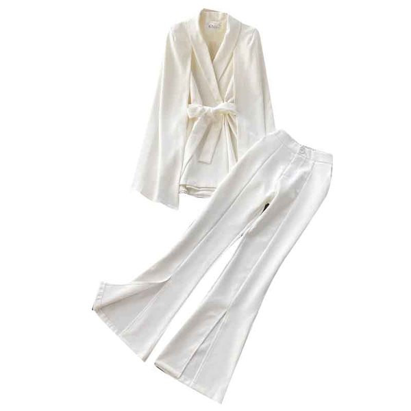 Модерен дамски комплект от сако и панталон с цепки