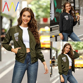 Късо есенно яке с цип и апликации