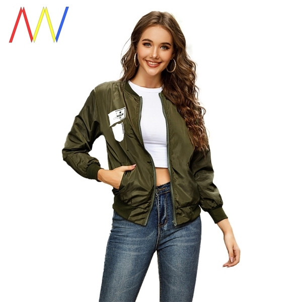 Късо есенно яке с цип и апликации