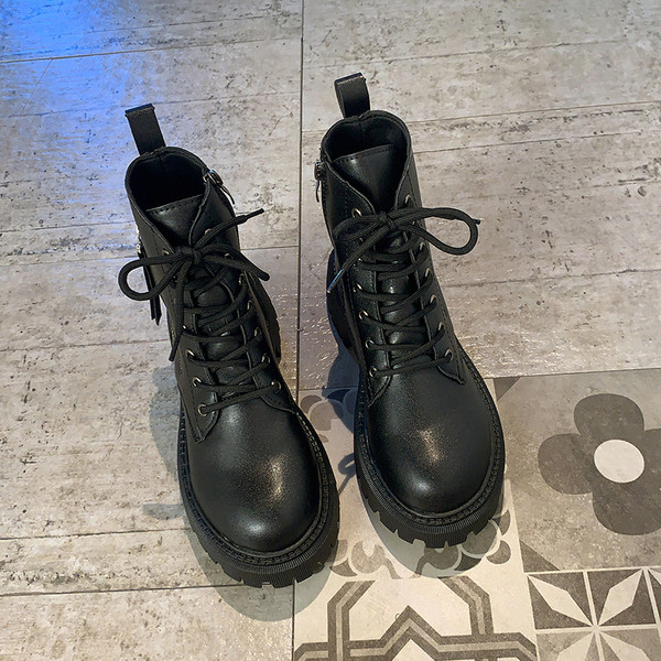 Ежедневни дамски боти с  груба подметка в черен цвят