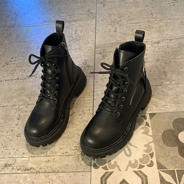 Ежедневни дамски боти с  груба подметка в черен цвят