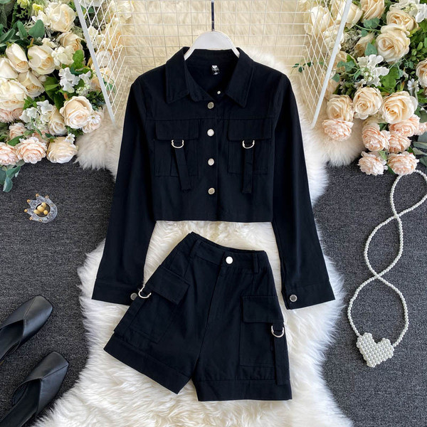 Черен дамски комплект от сако и къс панталон 