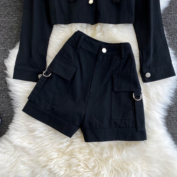 Черен дамски комплект от сако и къс панталон 