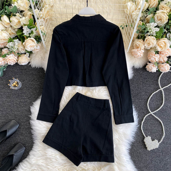 Черен дамски комплект от сако и къс панталон 