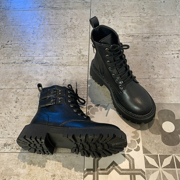 Дамски боти с  груба подметка и връзки в черен цвят