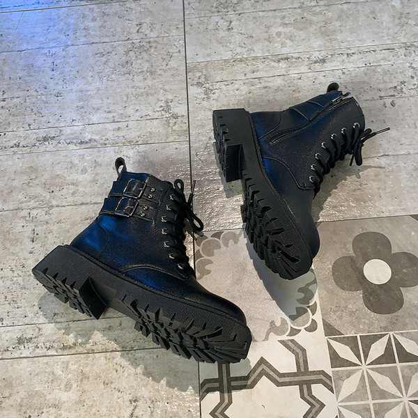 Дамски боти с  груба подметка и връзки в черен цвят