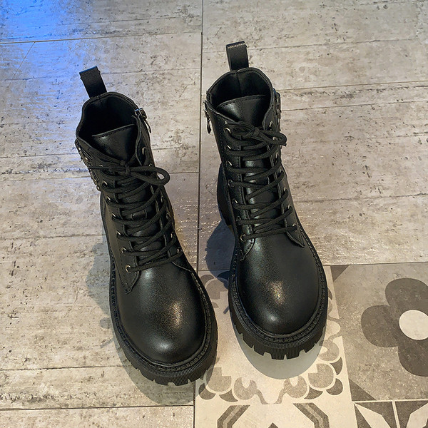 Дамски боти с  груба подметка и връзки в черен цвят