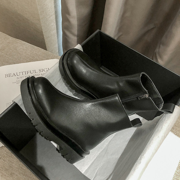 Изчистен модел дамски боти от еко кожа с висока подметка и цип