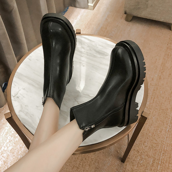 Изчистен модел дамски боти от еко кожа с висока подметка и цип