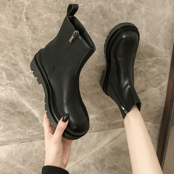 Изчистен модел дамски боти от еко кожа с висока подметка и цип