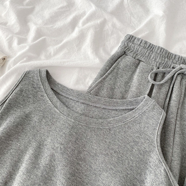 Дамски комплект от две части-блуза и панталон