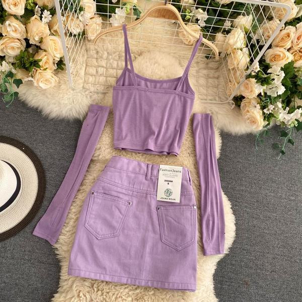 Лилав дамски комплект от пола и блуза с паднали ръкави и презрамки 