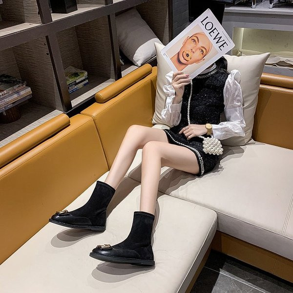 Нов модел дамски боти с метална декорация 