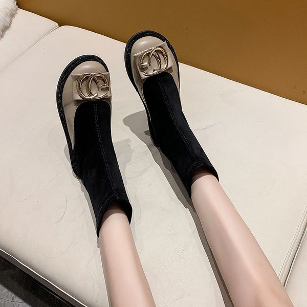 Нов модел дамски боти с метална декорация 