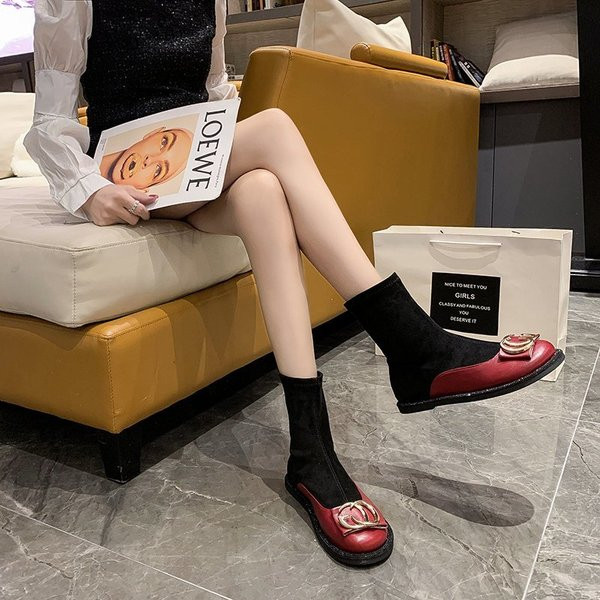 Нов модел дамски боти с метална декорация 