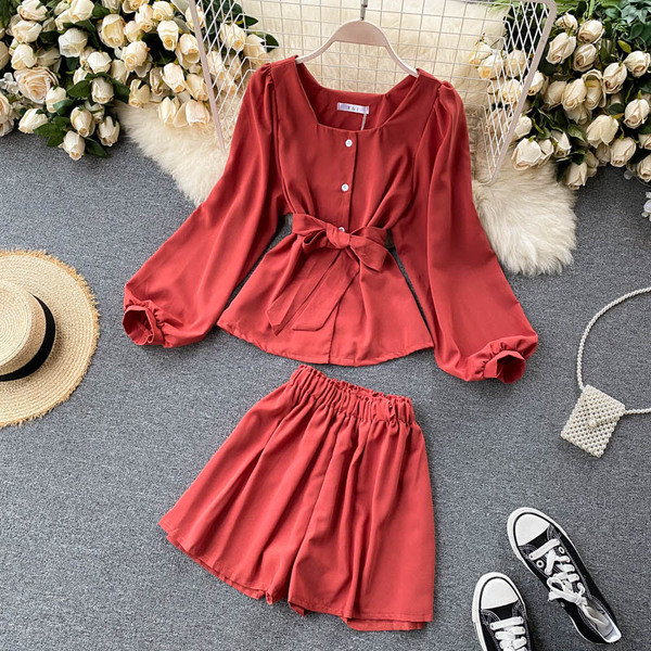 Дамски комплект включващ риза и панталон 