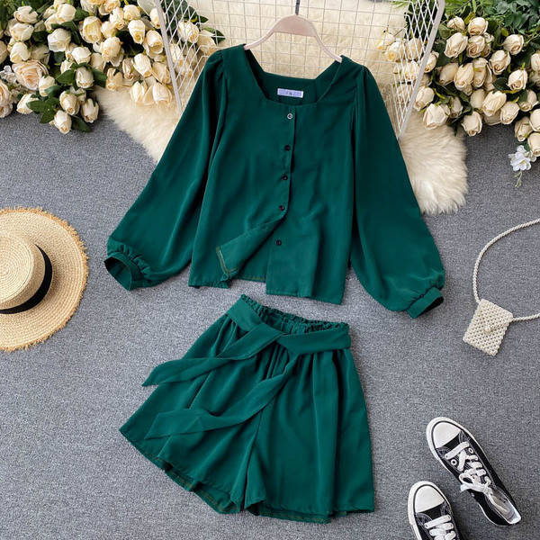 Дамски комплект включващ риза и панталон 