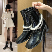 Модерни дамски боти с дебел ток, перли и метална верижка