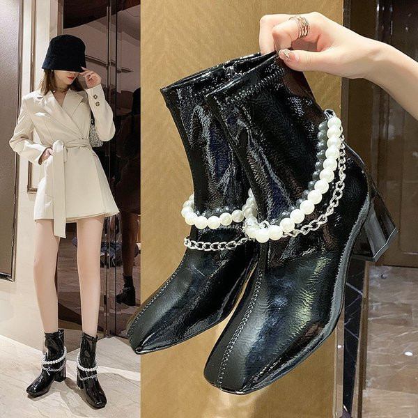 Модерни дамски боти с дебел ток, перли и метална верижка