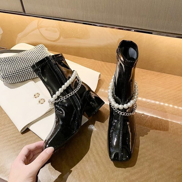 Модерни дамски боти с дебел ток, перли и метална верижка