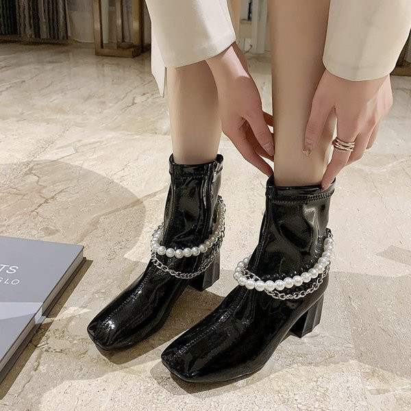 Модерни дамски боти с дебел ток, перли и метална верижка