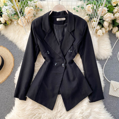 Късо дамско палто с копчета и V-образно деколте