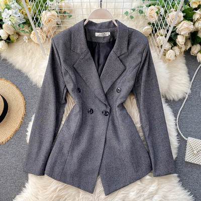 Късо дамско палто с копчета и V-образно деколте