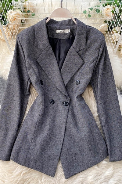 Късо дамско палто с копчета и V-образно деколте