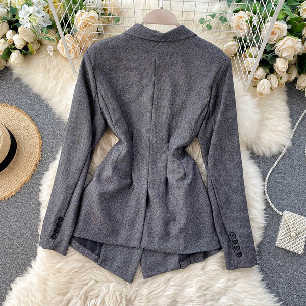 Късо дамско палто с копчета и V-образно деколте