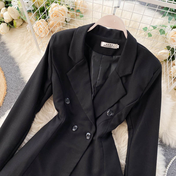 Късо дамско палто с копчета и V-образно деколте