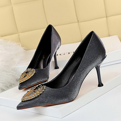 Елегантни дамски обувки на висок ток с метален елемент