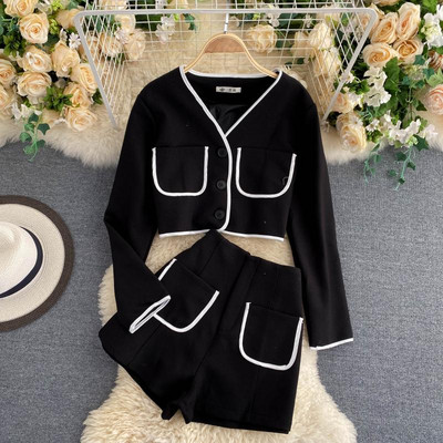 Дамски комплект от сако с шпиц деколте и къс панталон