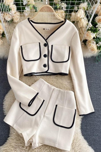 Дамски комплект от сако с шпиц деколте и къс панталон 