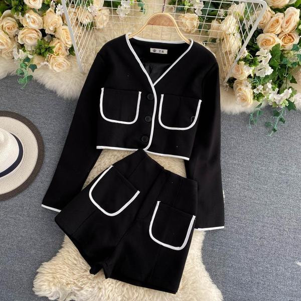 Дамски комплект от сако с шпиц деколте и къс панталон 