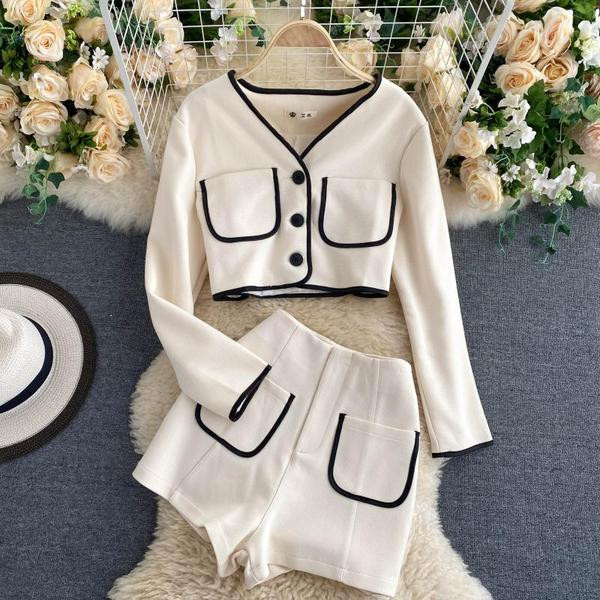 Дамски комплект от сако с шпиц деколте и къс панталон 