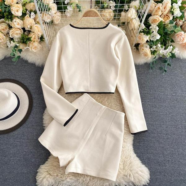 Дамски комплект от сако с шпиц деколте и къс панталон 