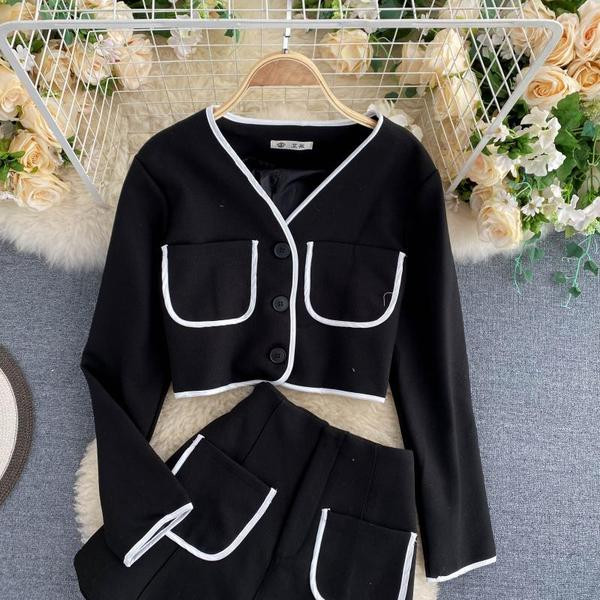 Дамски комплект от сако с шпиц деколте и къс панталон 