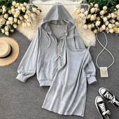 Дамски комплект от рокля и суичър с качулка