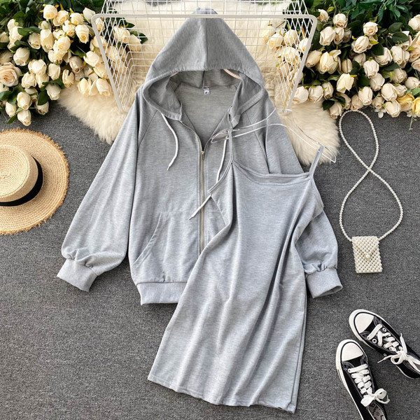 Дамски комплект от рокля и суичър с качулка 