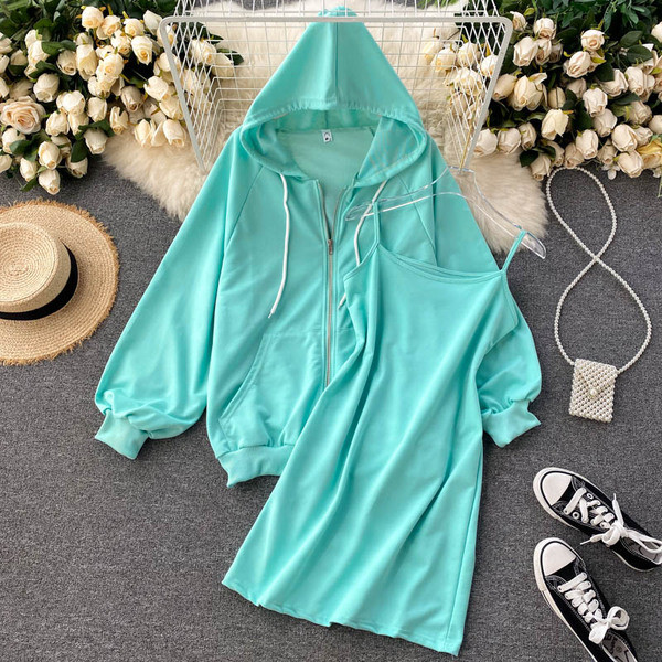 Дамски комплект от рокля и суичър с качулка 