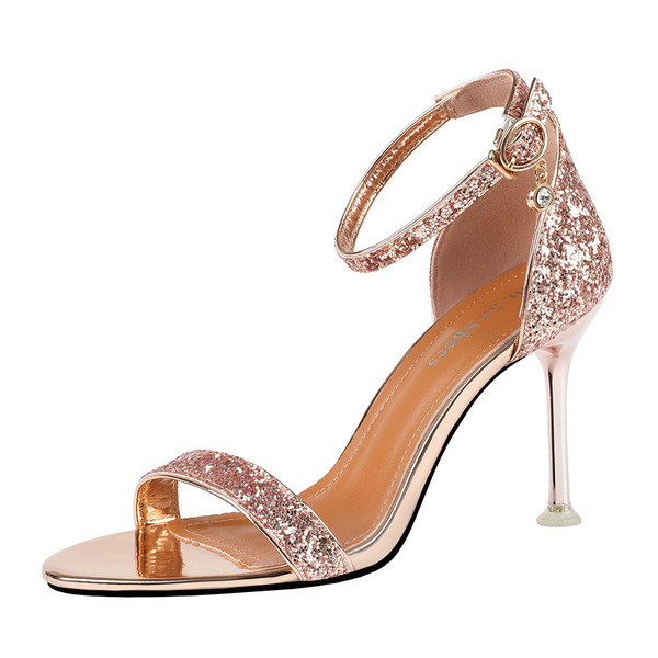 Елегантни дамски сандали на висок ток с лъскав ефект и катарама 