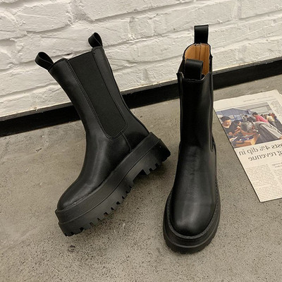 Ежедневни дамски боти изчистен модел с висока подметка