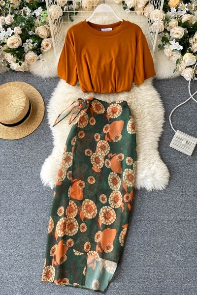 Дамски комплект от тениска с къс ръкав и пола с принт 