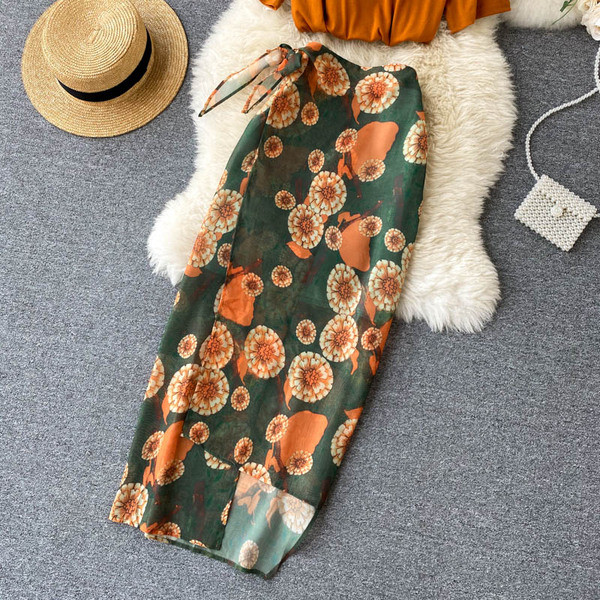 Дамски комплект от тениска с къс ръкав и пола с принт 