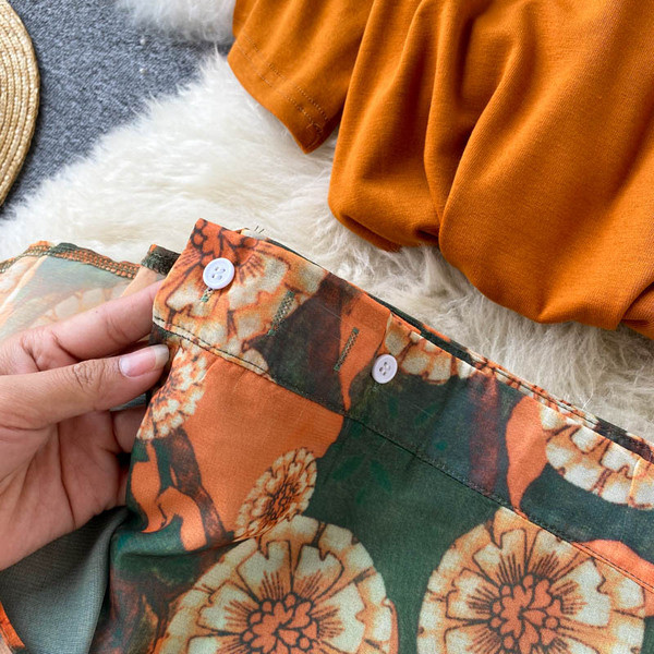 Дамски комплект от тениска с къс ръкав и пола с принт 