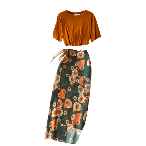 Дамски комплект от тениска с къс ръкав и пола с принт 