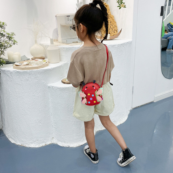 Нов модел детска малка чанта от еко кожа