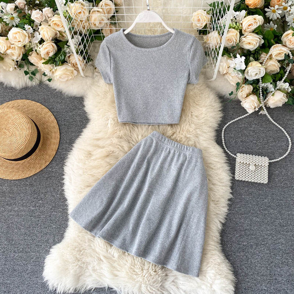 Изчистен дамски комплект от блуза и пола 