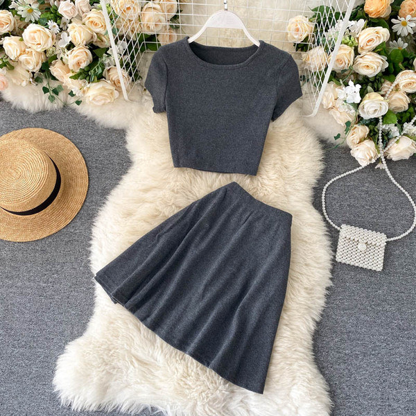 Изчистен дамски комплект от блуза и пола 