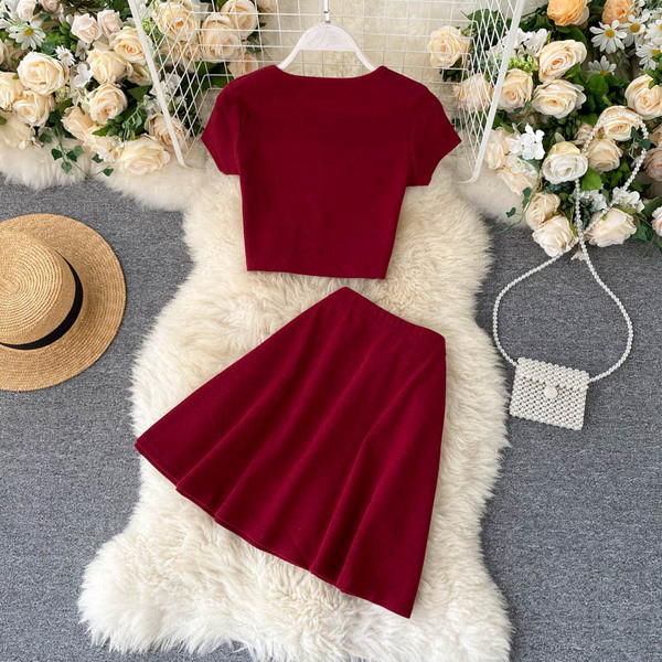 Изчистен дамски комплект от блуза и пола 